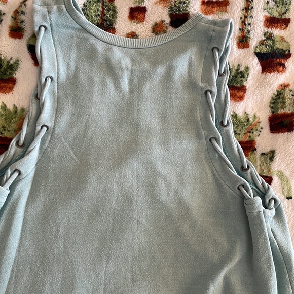 AE soft and sexy tank. Medium. Cute arm hole detail - Picture 6 of 6